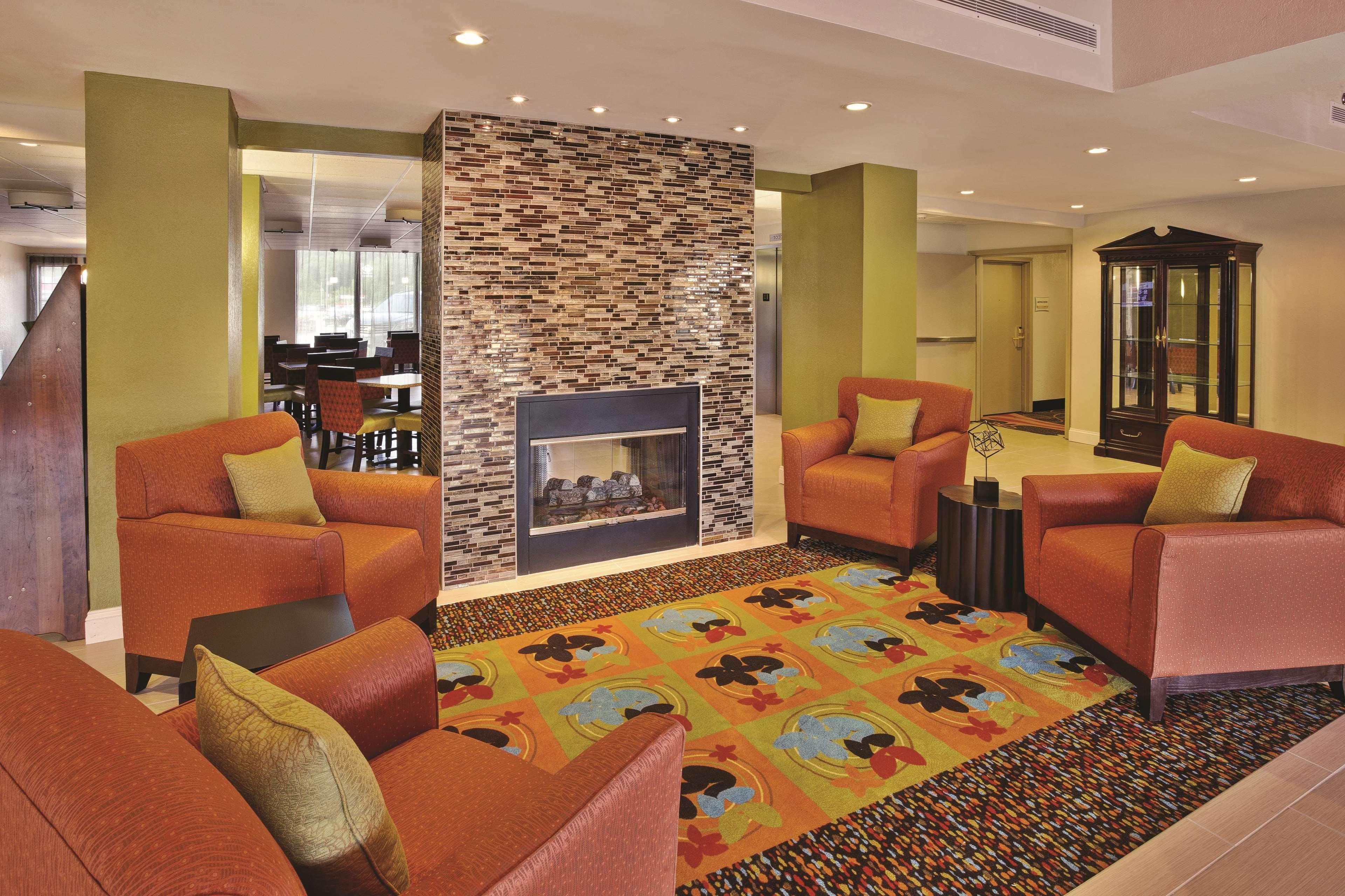 La Quinta By Wyndham Elkview - Charleston Ne Hotel Exterior photo