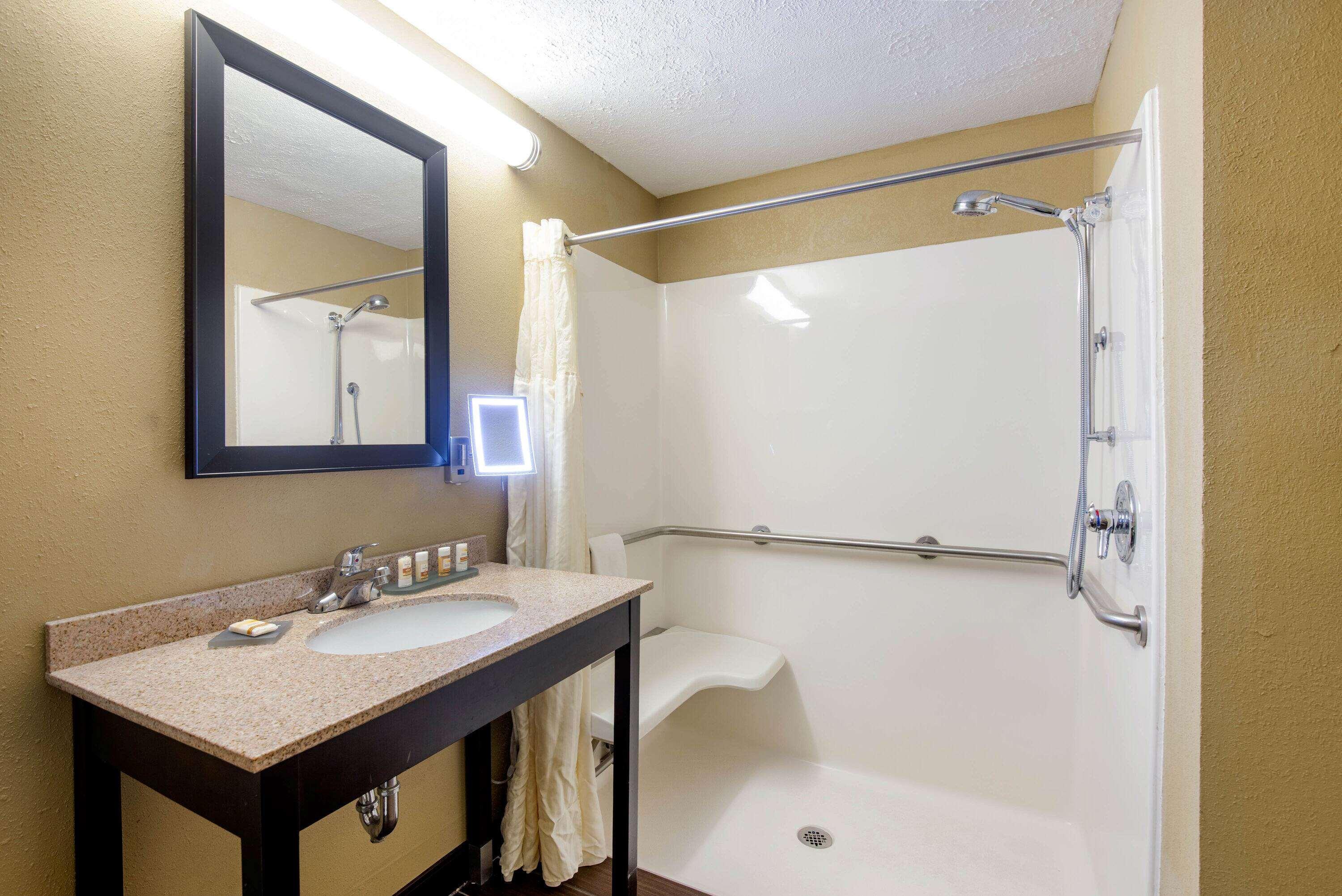 La Quinta By Wyndham Elkview - Charleston Ne Hotel Exterior photo